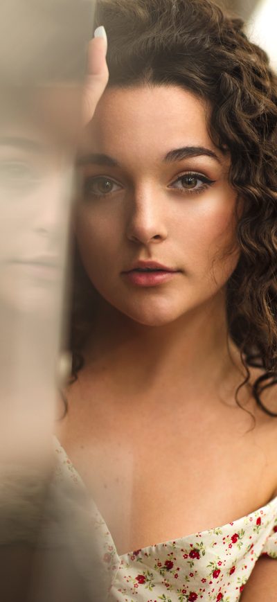 Fond d'écran iPhone Brunette Girl Curl Depth Of Field