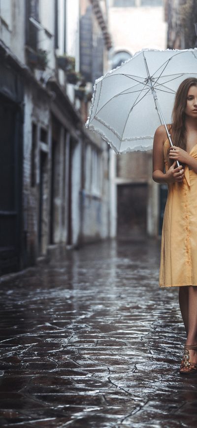 Fond d'écran iPhone Girl With Umbrella In Yellow Dress