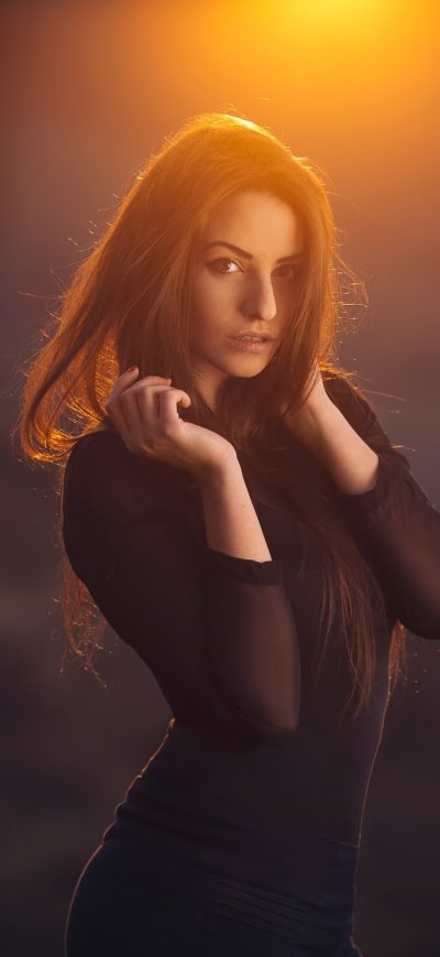 Fond d'écran iPhone Girl Portrait Sun Rays Outdoors