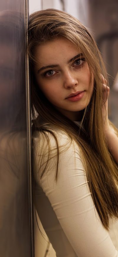 Fond d'écran iPhone Russian Women Touching Hair White Clothing 4k