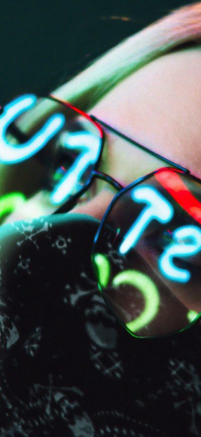 Fond d'écran iPhone Girl Glasses Glowing Lights 4k