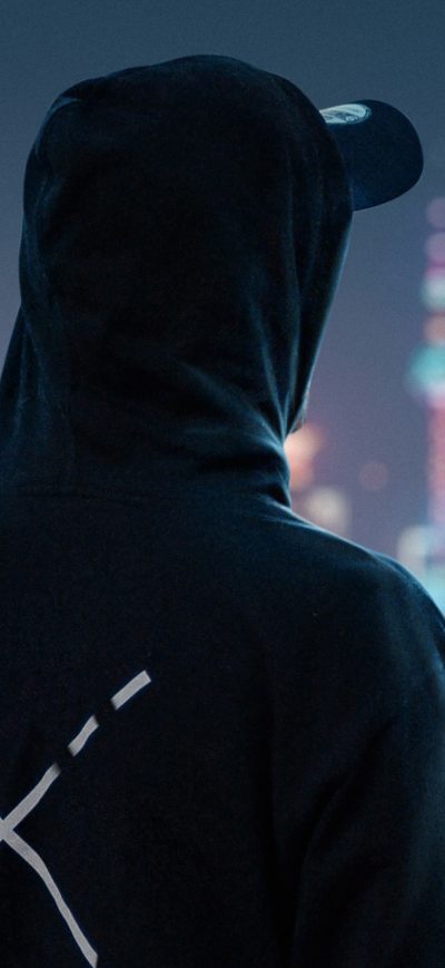 Fond d'écran iPhone Hoodie Man Looking At City View 4k