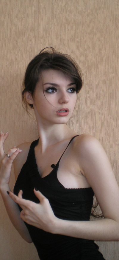 Fond d'écran iPhone Shocked Girl Looking At Viewer