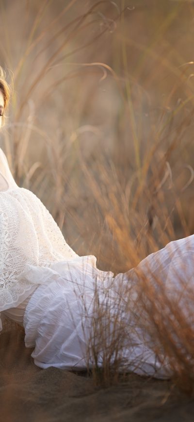 Fond d'écran iPhone Blonde Girl Sitting White Dress 4k