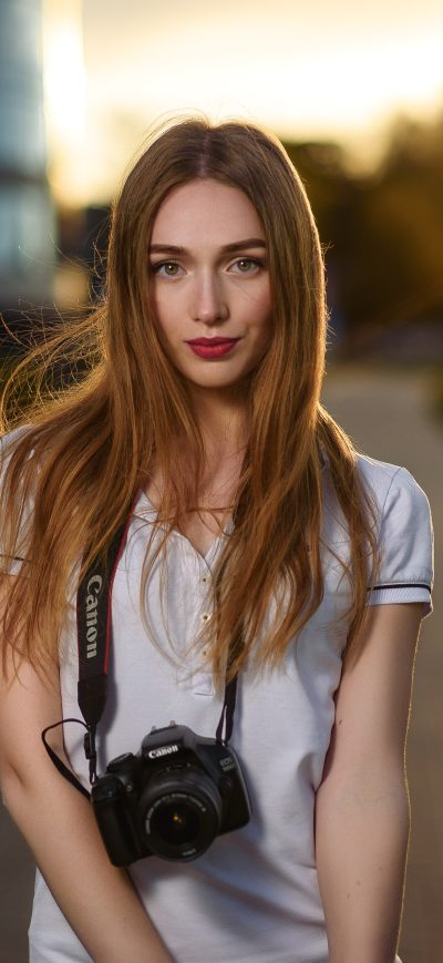 Fond d'écran iPhone Blonde Girl Camera Around Neck 4k
