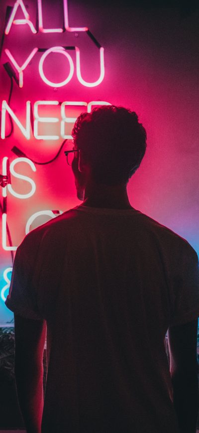 Fond d'écran iPhone All You Need Is Love And Friends Neon Man Standing 5k