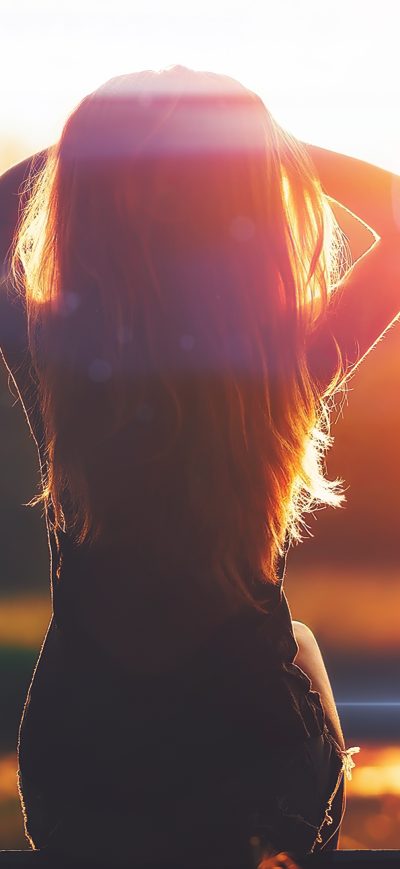 Fond d'écran iPhone Girl Sitting Back View Lens Flare 4k