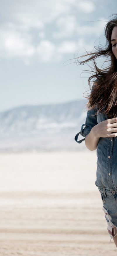 Fond d'écran Girl Formal Shirt Shorts 4k sur iPhone