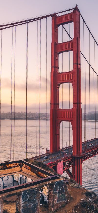 Fond d'écran iPhone Boy Walking Over Golden Gate Bridge 4k