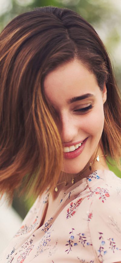 Fond d'écran iPhone Holly Earl Smiling 2021