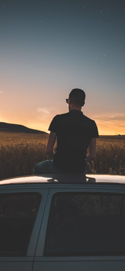 Fond d'écran iPhone Boy Sitting On Top Of Car Watching Nature View 5k