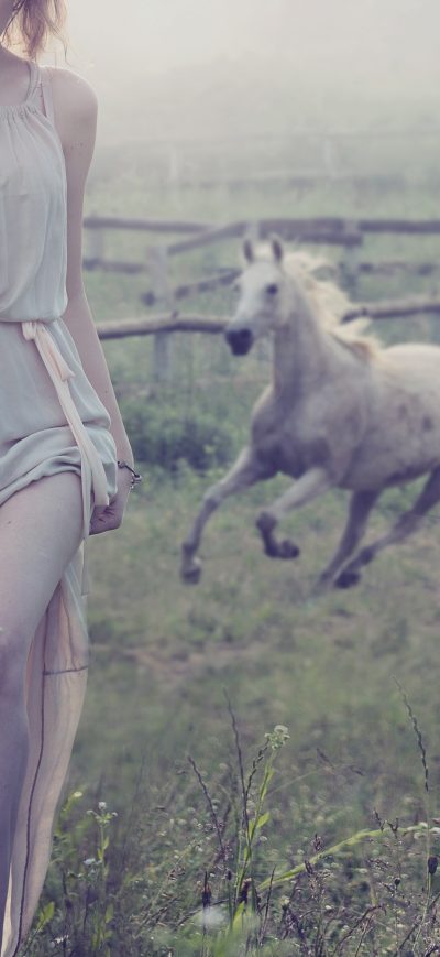 Fond d'écran iPhone Women Outdoor With White Horse