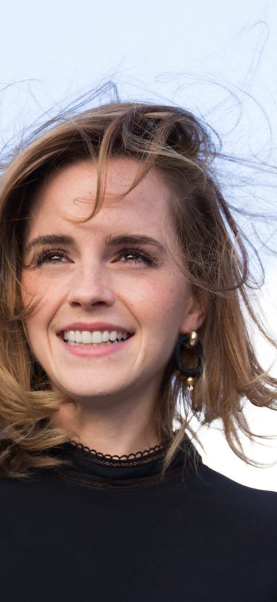 Fond d'écran iPhone Emma Watson Cute Smiling Hairs In Air