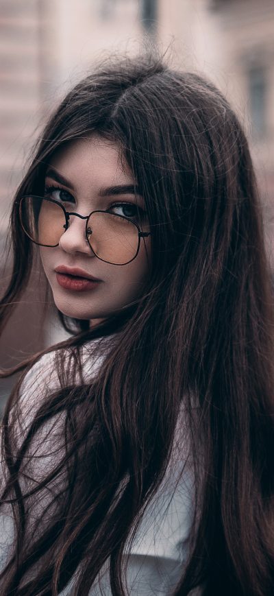 Fond d'écran iPhone Girl In Glasses Looking Back 4k