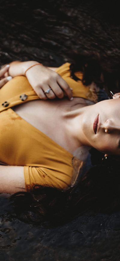 Fond d'écran iPhone Girl Lying Down Orange Dress 4k