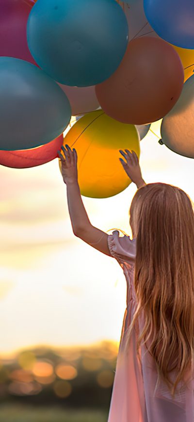 Fond d'écran iPhone Little Girl With Colorful Balloons