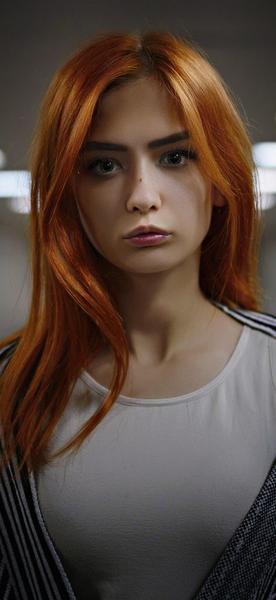 Fond d'écran iPhone Redhead Girl Porrait Directly Looking At Viewer 4k
