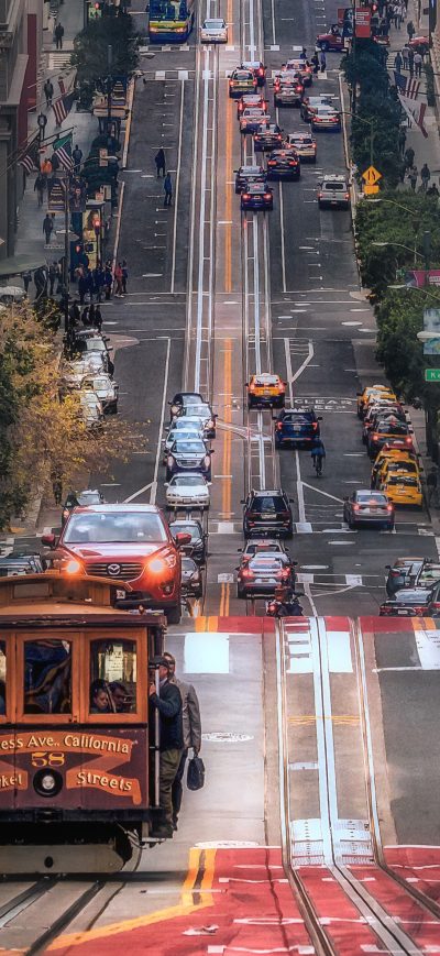 Fond d'écran iPhone Down Hill Road Traffic Vehicles 4k