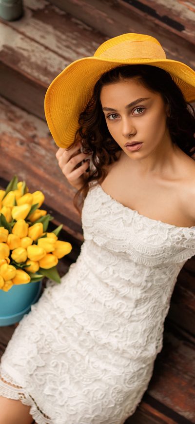 Fond d'écran iPhone White Dress Girl With Tulips Flowers