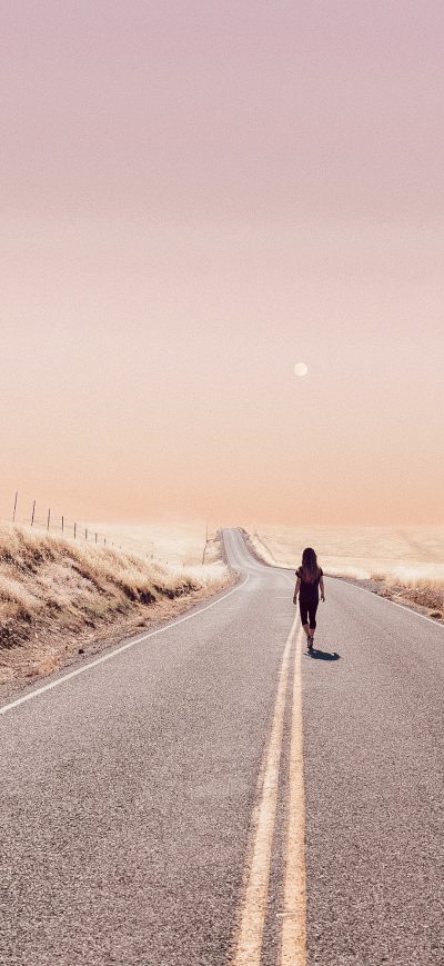 Fond d'écran iPhone Girl Walking Alone On Desert Road