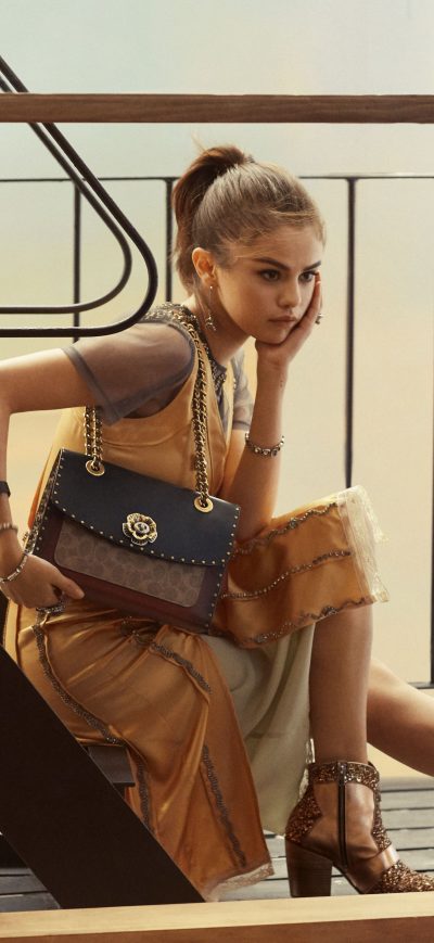 Fond d'écran Selena Gomez Coach 4k sur iPhone