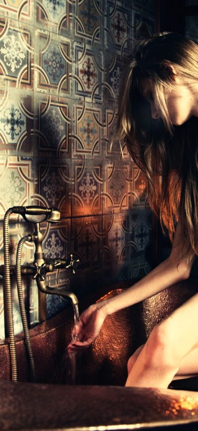 Fond d'écran iPhone Girl In Bathtub Retro