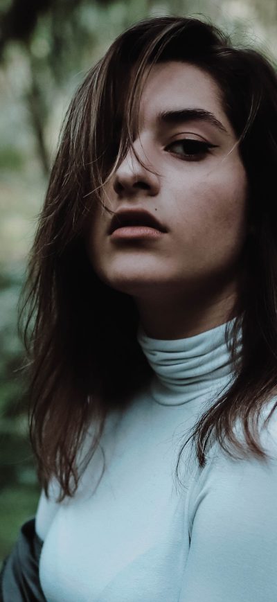Fond d'écran iPhone Women Wearing White Turtleneck 4k