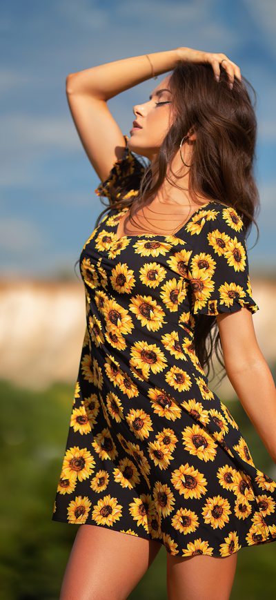 Fond d'écran iPhone Girl Yellow Flower Dress Field Outdoor 4k