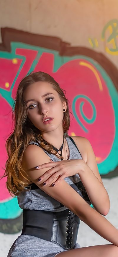 Fond d'écran iPhone Girl Sitting Graffiti Wall 4k