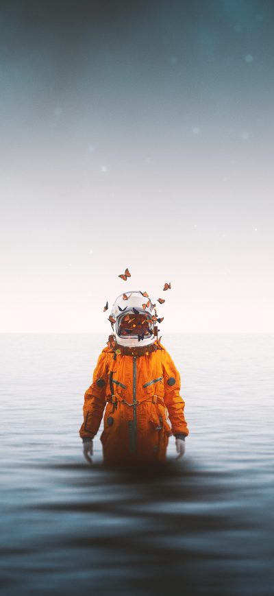 Fond d'écran iPhone Astronaut Standing Inside Ocean Butterflies Around Helmet 4k