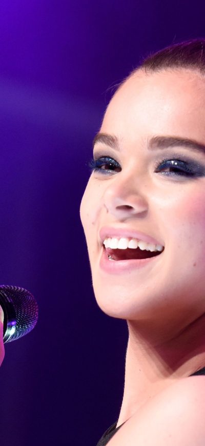 Fond d'écran iPhone Hailee Steinfeld Singer Cute Smile Live Performing 2018
