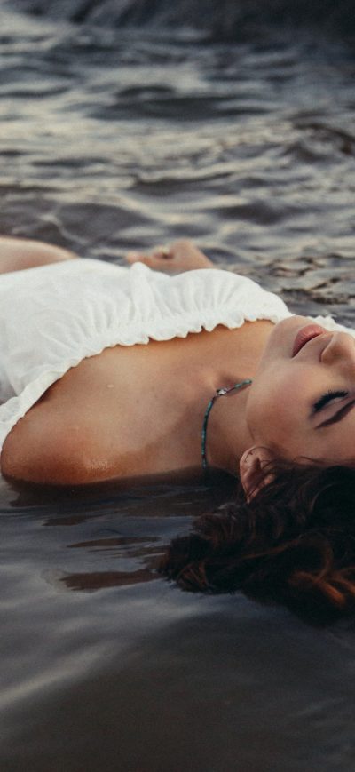 Fond d'écran iPhone Girl Beach Model Lying Down 5k