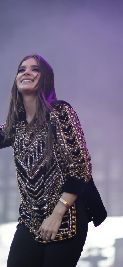 Fond d'écran iPhone Hailee Steinfeld Performing Live 5k