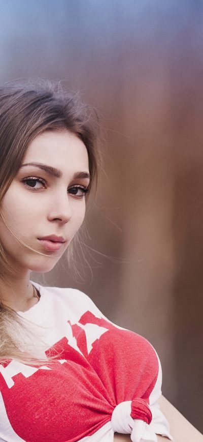 Fond d'écran iPhone Gorgeous Girl Blonde Hair Looking At Viewer 4k