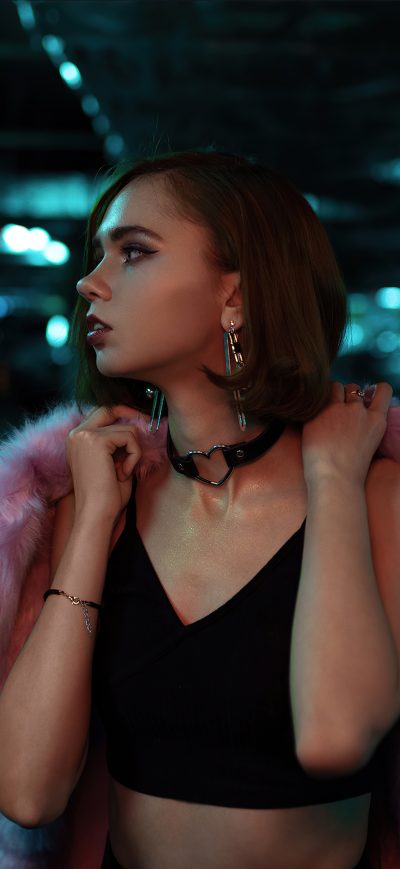 Fond d'écran iPhone Girl Pink Coat Looking Away 4k