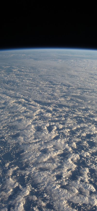 Fond d'écran iPhone Space Clouds Orbital Stations 4k