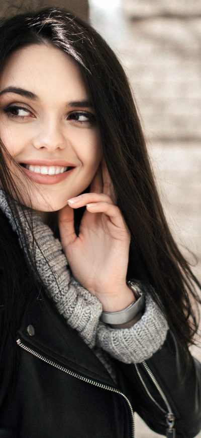 Fond d'écran iPhone Cute Model Black Hair Smiling 4k