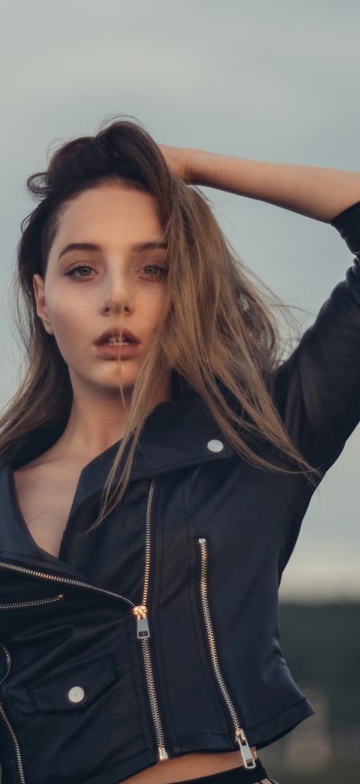 Fond d'écran iPhone Black Leather Clothing Girl Hands In Hair 4k