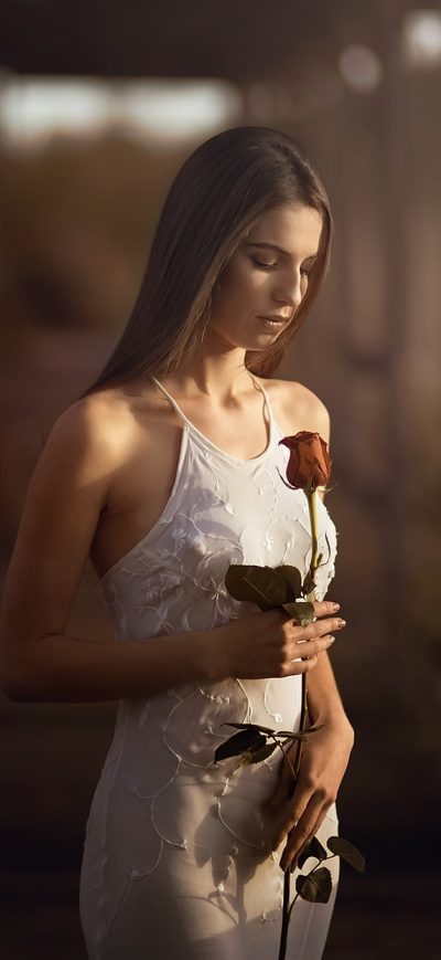 Fond d'écran Girl With Rose In Hand sur iPhone