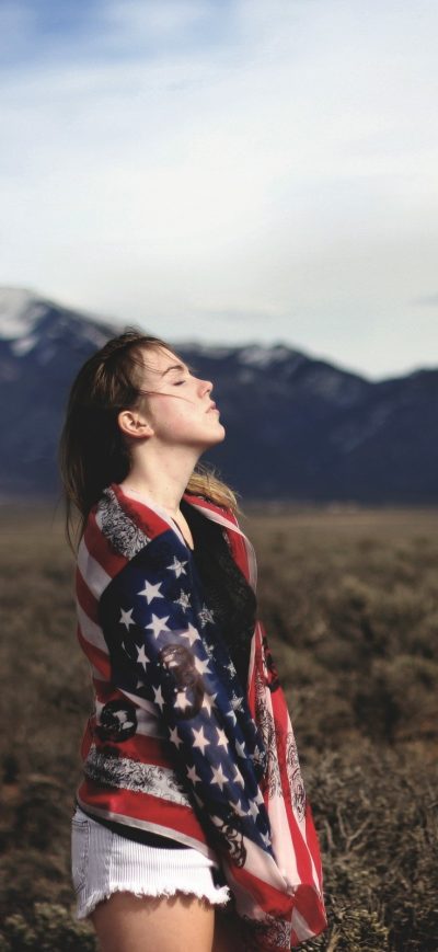 Fond d'écran iPhone Girl Covering Herself With American Flag