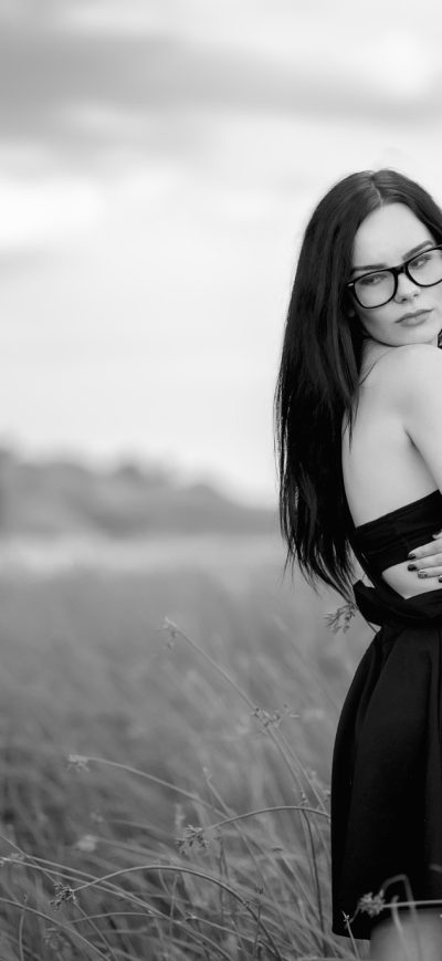 Fond d'écran iPhone Girl In Black Dress Monochrome