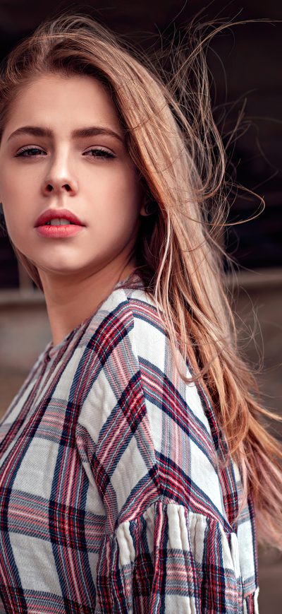 Fond d'écran iPhone Brunette Girl In Depth Of Field 4k