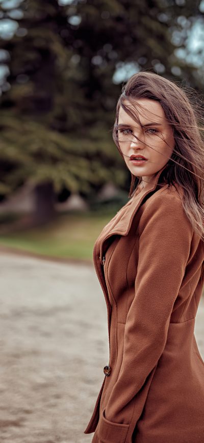 Fond d'écran iPhone Girl Brown Coat Looking Back 4k