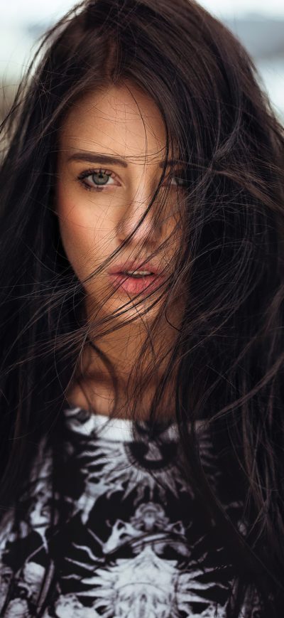 Fond d'écran iPhone Girl Face In Hair 4k