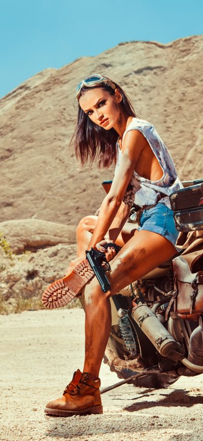 Fond d'écran iPhone Woman With Gun And Motobike On The Desert 5k
