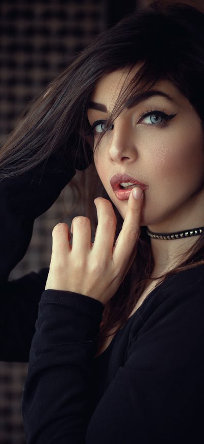 Fond d'écran iPhone Blue Eyes Girl Finger On Lips