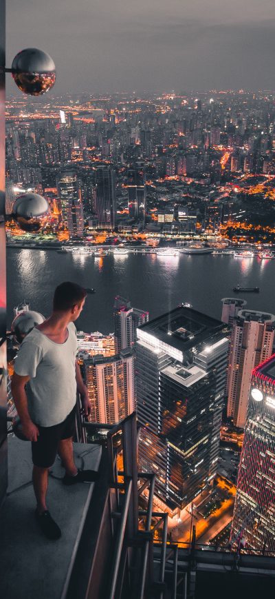 Fond d'écran iPhone Boy Standing On The Rooftop Of Building Looking Down 5k