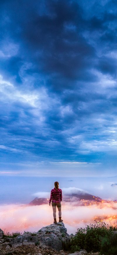 Fond d'écran Girl On A Ledge Overlooking sur iPhone