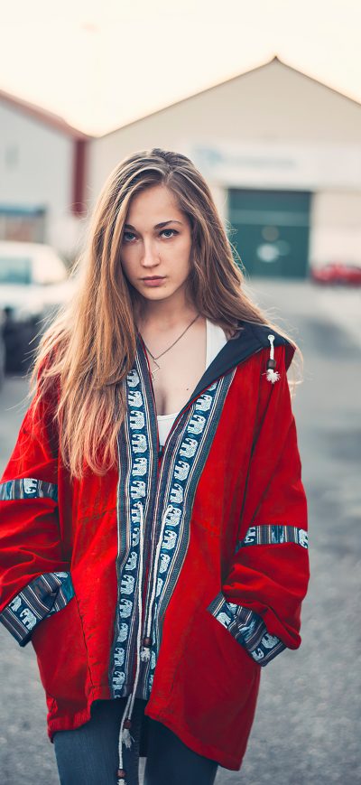 Fond d'écran iPhone Blonde Girl Red Jacket 4k