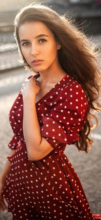 Fond d'écran iPhone Brunette Long Hair Polka Dress 4k